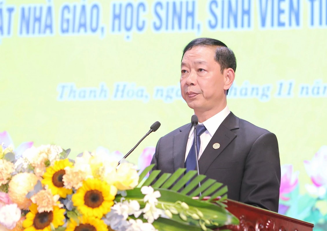 Quyền giám đốc Sở Giáo dục và Đào tạo tỉnh Tạ Hồng Lựu ôn lại lịch sử truyền thống Ngày Nhà giáo Việt Nam.