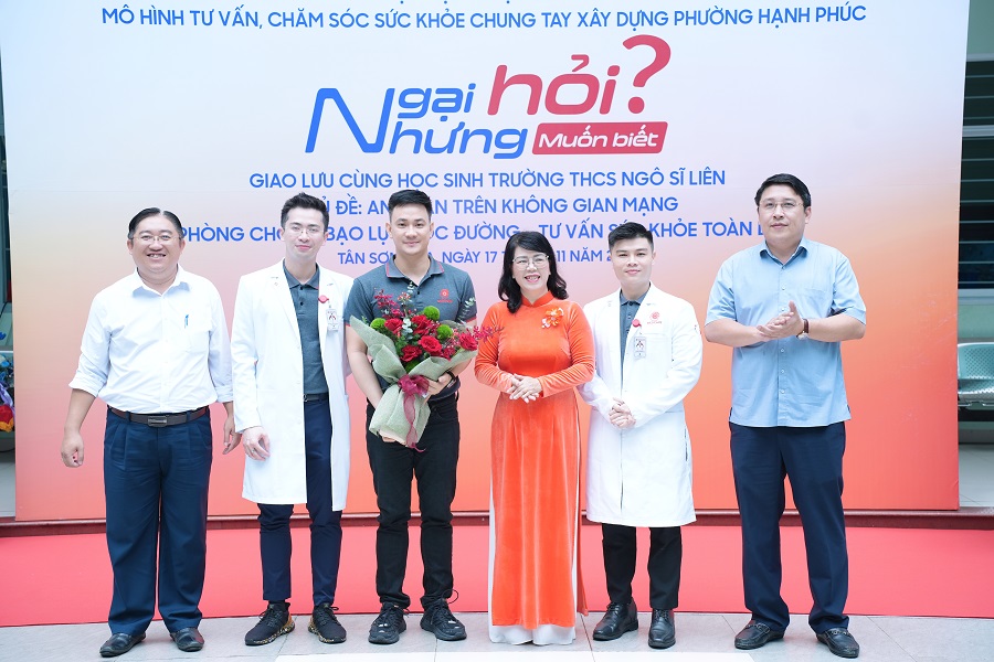 Lãnh đạo phường Tân Sơn Hòa trao tặng hoa cảm ơn đội ngũ bác sĩ trẻ dự án “Ngại hỏi nhưng muốn biết” đã đồng hành trong hoạt động tuyên truyền
