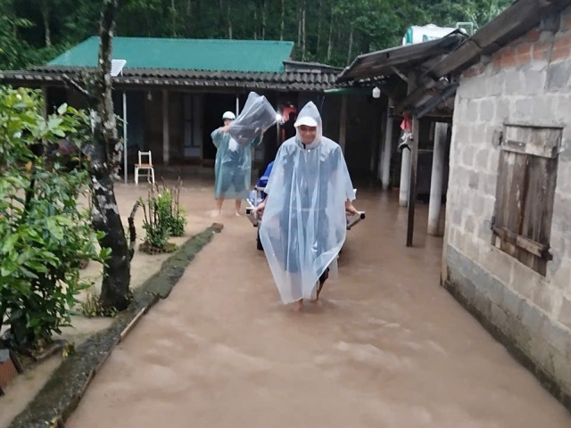 Mưa lớn nhấn chìm nhiều khu vực ở Quảng Trị, hàng nghìn hộ bị ảnh hưởng.