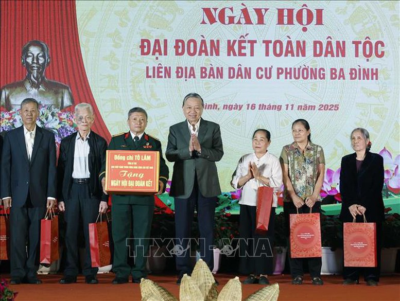 Tổng Bí thư Tô Lâm tặng quà cho Ban tổ chức Ngày hội và gia đình chính sách - Ảnh: TTXVN
