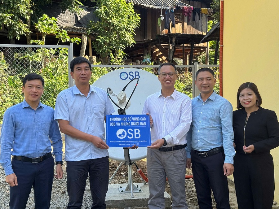 Ông Nguyễn Quang – Phó Giám đốc Trung tâm Vệ tinh Tập đoàn OSB bàn giao Trạm Internet vệ tinh cho Hiệu trưởng trường Trường PTDTBT Tiểu học Ta Ma dưới sự chứng kiến của đại diện Sở Khoa học Công nghệ tỉnh Điện Biên và UBND xã Pú Nhung