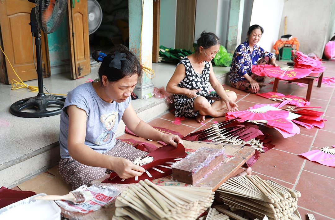 Người thợ Chàng Sơn tỉ mỉ làm quạt trong xưởng nhỏ của gia đình.