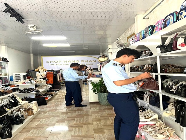 Lực lượng chức năng kiểm tra tại cơ sở kinh doanh. Lực lượng chức năng kiểm tra tại cơ sở kinh doanh.