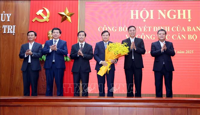 Ban Thường vụ Tỉnh ủy Quảng Trị chúc mừng đồng chí Lê Hồng Vinh. Ảnh: Tá Chuyên/TTXVN