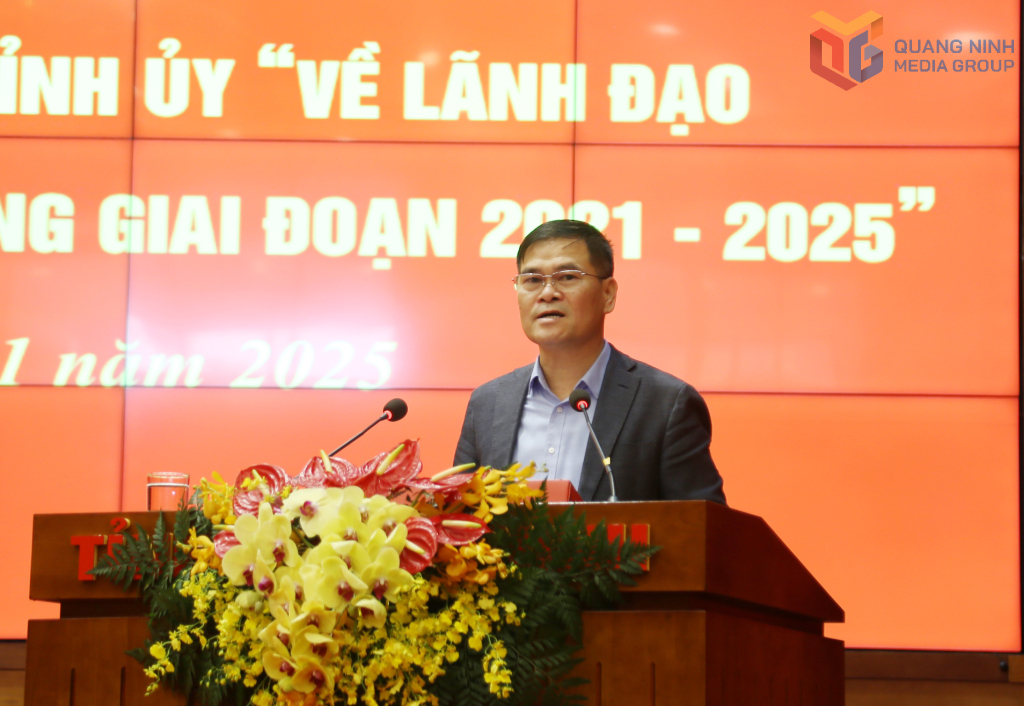 Ông Bùi Văn Khắng, Phó Bí thư Tỉnh ủy, Chủ tịch UBND tỉnh Quảng Ninh điều hành phần thảo luận tại hội trường.