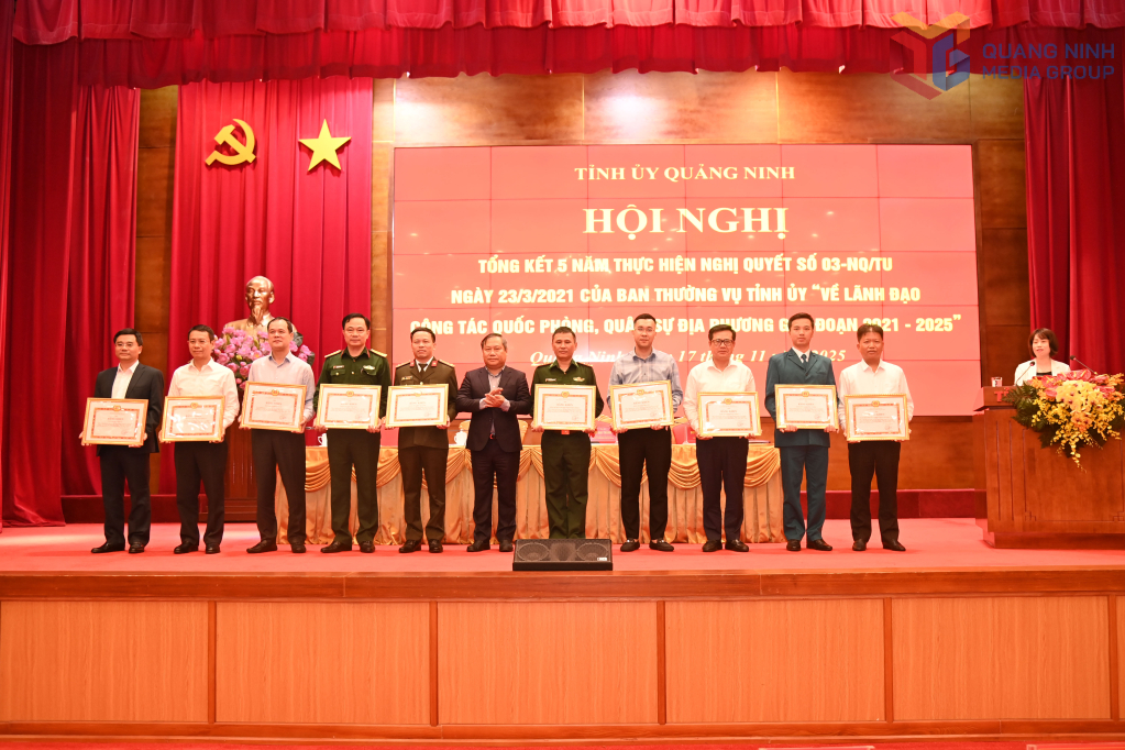 Ông Vũ Đại Thắng, Ủy viên Trung ương Đảng, Bí thư Tỉnh ủy, Trưởng Đoàn ĐBQH tỉnh Quảng Ninh trao bằng khen của Ban Thường vụ Tỉnh ủy cho các tập thể.