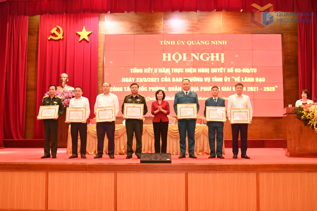 Bà Trịnh Thị Minh Thanh, Phó Bí thư Thường trực Tỉnh ủy, Chủ tịch HĐND tỉnh Quảng Ninh trao bằng khen cho các cá nhân.