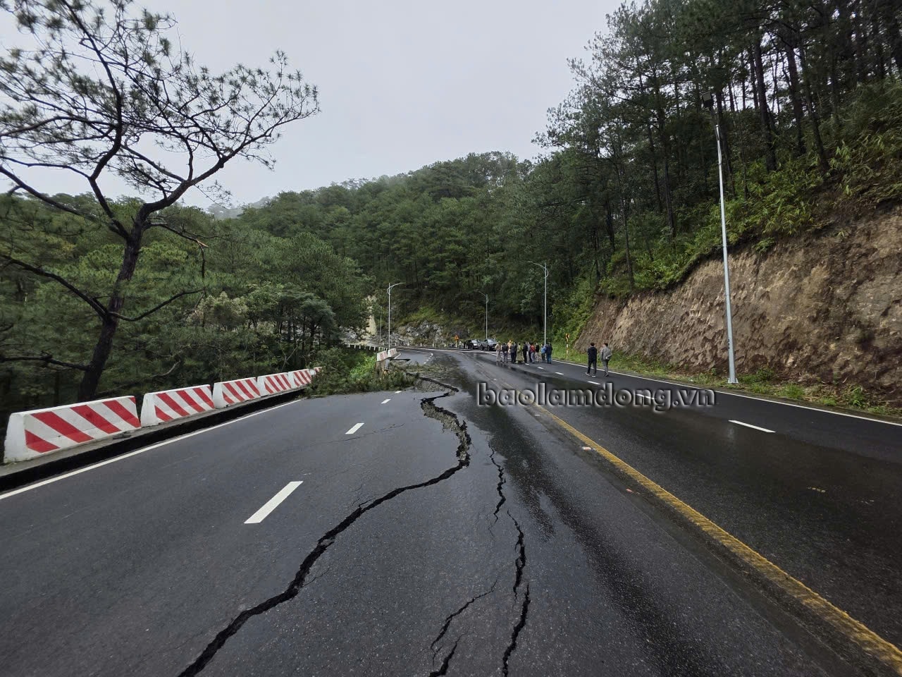 Sạt lở đèo Prenn (ảnh Hoàng Sa)