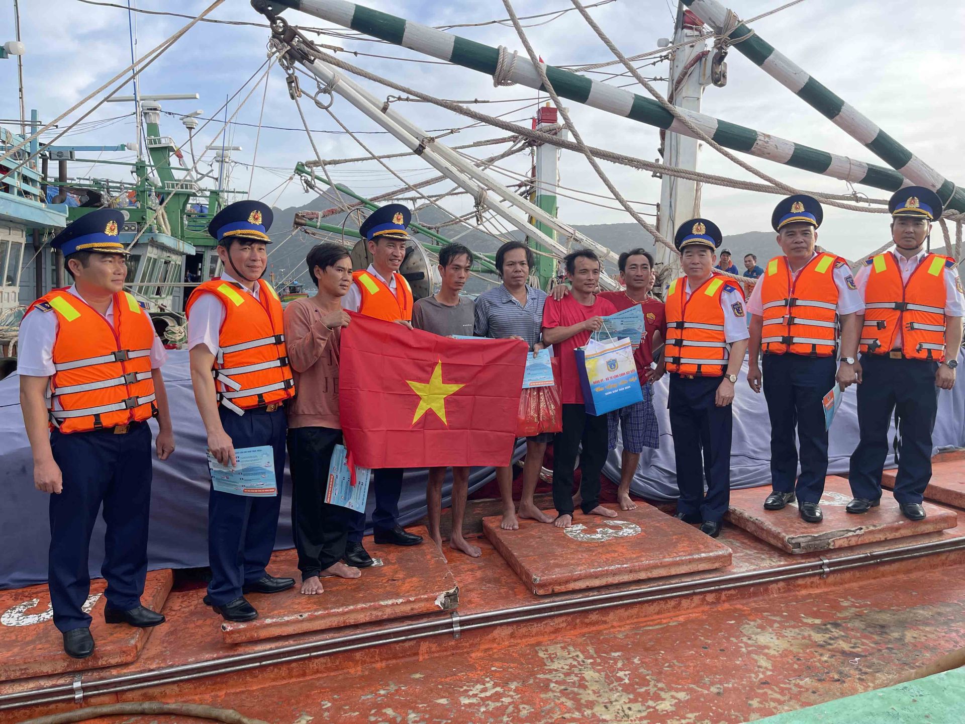 Tặng cờ và quà cho ngư dân, nhân dân tại Đặc khu Côn Đảo, TP. Hồ Chí Minh