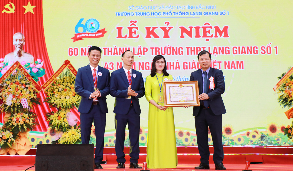 Đồng chí Phan Thế Tuấn trao Bằng khen của Chủ tịch UBND tỉnh cho Trường Trung học phổ thông Lạng Giang số 1.