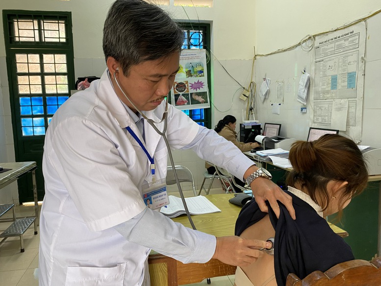 Thông tư số 43 nêu rõ: Căn cứ chức năng, nhiệm vụ, quyền hạn và cơ cấu tổ chức của trạm y tế cấp xã, hướng dẫn của cơ quan có thẩm quyền về vị trí việc làm và cơ cấu viên chức, trạm y tế cấp xã xây dựng Đề án vị trí việc làm, trình cấp có thẩm quyền thẩm định, phê duyệt làm cơ sở để tuyển dụng, sử dụng, quản lý viên chức.