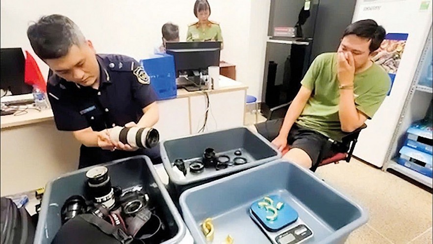Lực lượng Hải quan chủ trì phát hiện, bắt giữ vụ cất giấu vàng trong ống kính máy ảnh nhập khẩu vào Việt Nam qua đường hàng không. Ảnh: CTVAH