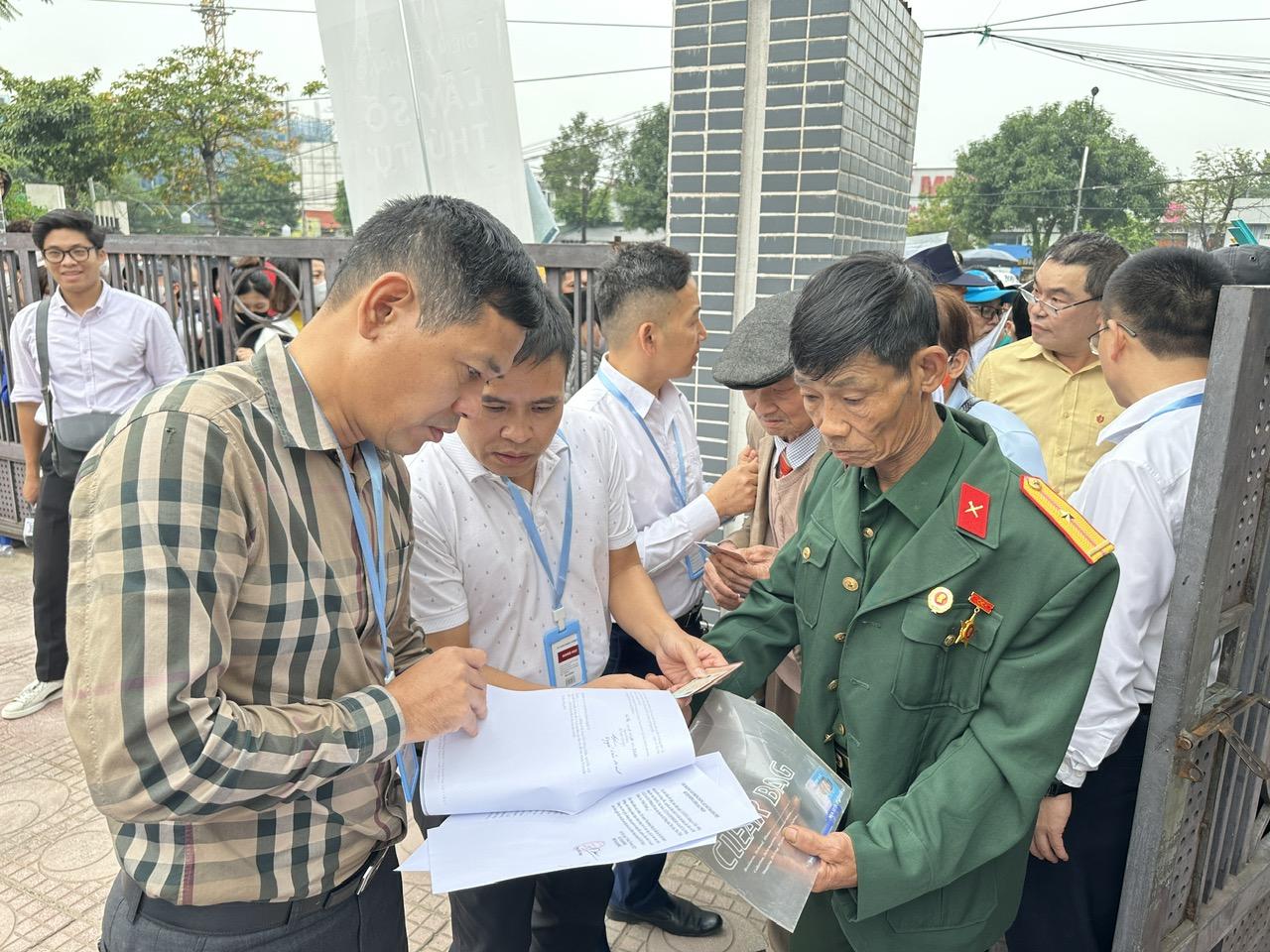 Trực tiếp kiểm tra giấy tờ của người nộp để bảo đảm hồ sơ do đúng chủ sở hữu nộp