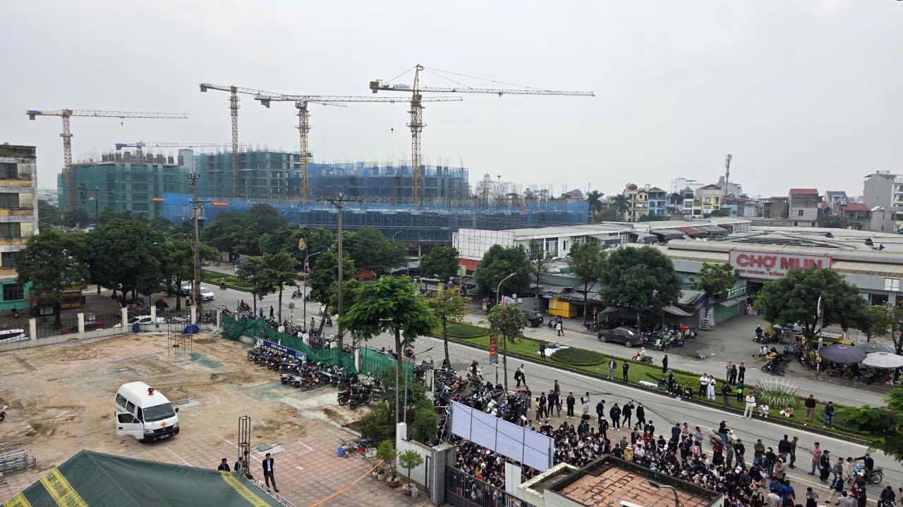 Đông đảo người dân có mặt từ sớm để xếp hàng nộp hồ sơ đăng ký nhà ở xã hội CT3 Kim Chung