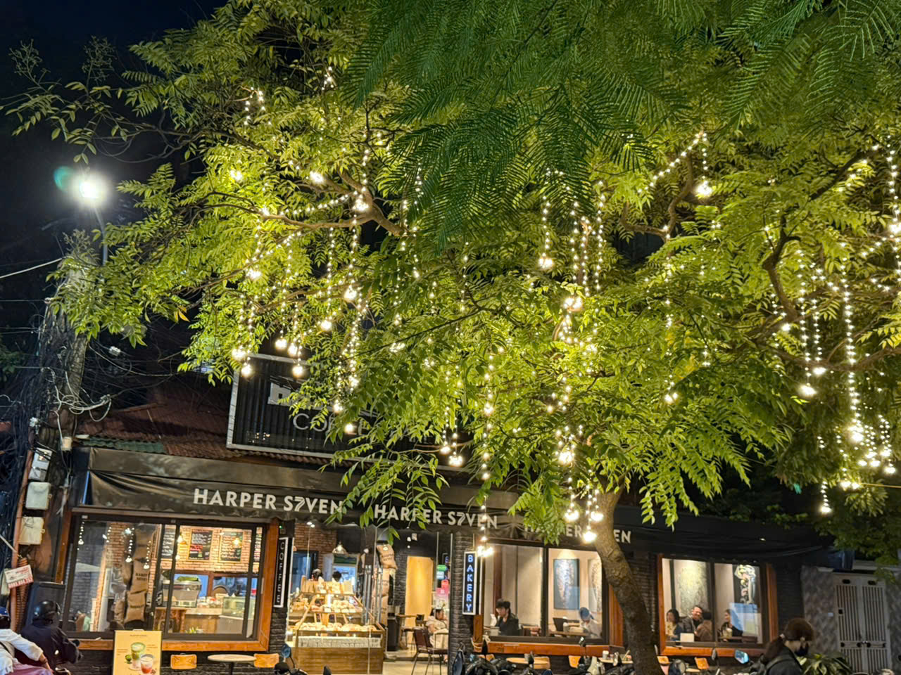 Ngõ nhỏ Hà Nội lung linh hơn nhờ ánh đèn từ những hàng quán buổi tối