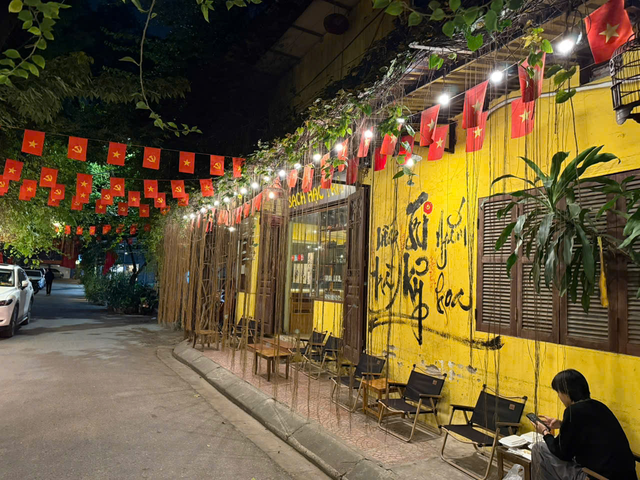 Ánh đèn từ các hàng quán giúp không gian ngõ nhỏ buổi tối trở nên ấm áp và dễ chịu hơn.