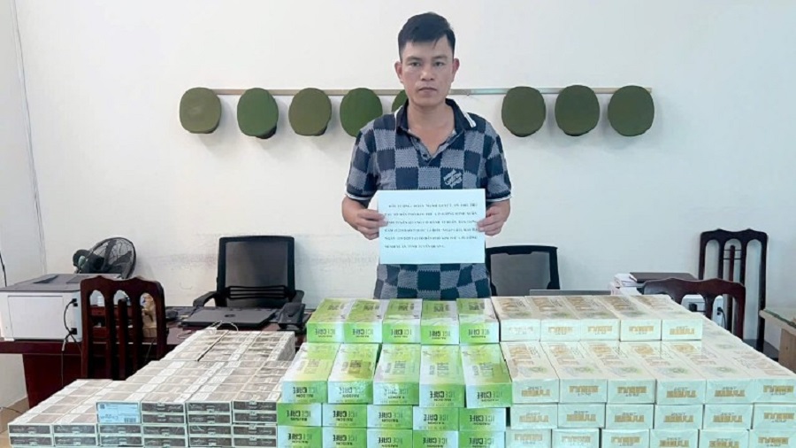 Đối tượng Đoàn Mạnh Quyết cùng 3.500 bao thuốc lá điếu nhập lậu bị thu giữ tại Cơ quan Cảnh sát điều tra Công an tỉnh Tuyên Quang.
