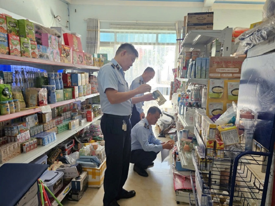 Lực lượng QLTT tỉnh Cao Bằng kiểm tra hàng hóa tại cơ sở kinh doanh trên địa bàn quản lý