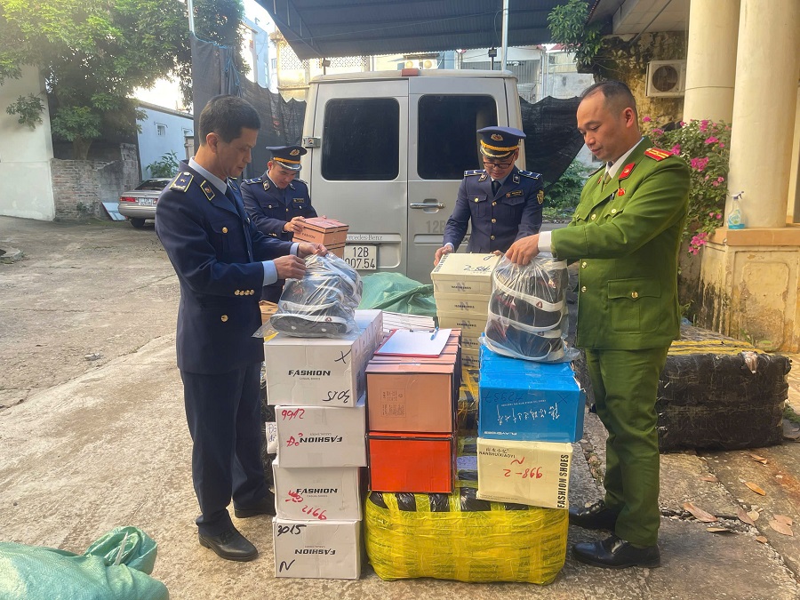 Lực lượng chức năng kiểm tra hàng hóa trên phương tiện vận tải