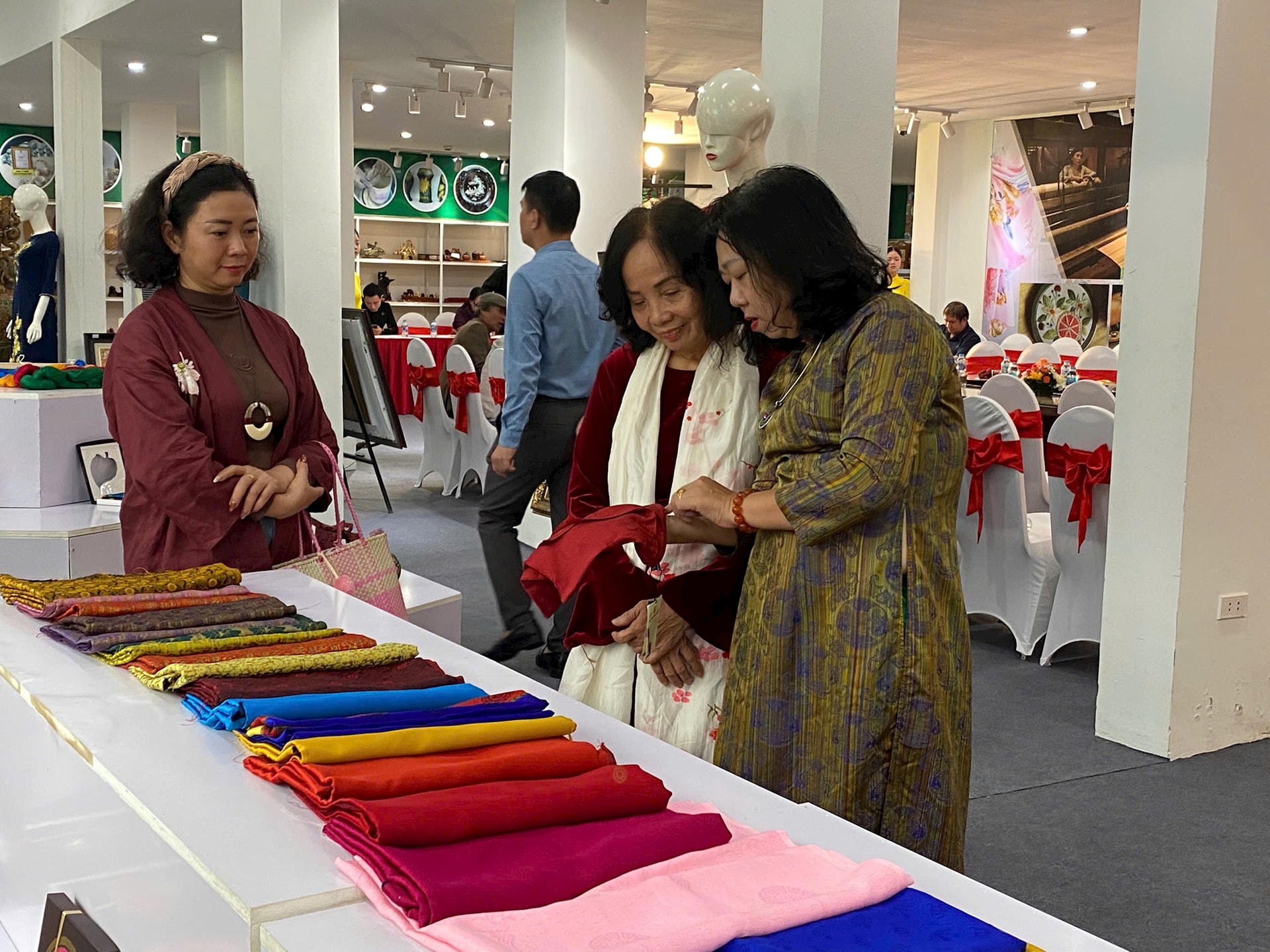 Hà Nội: Khai mạc triển lãm thủ công mỹ nghệ thêu ren, lụa, áo dài, túi vải 2025