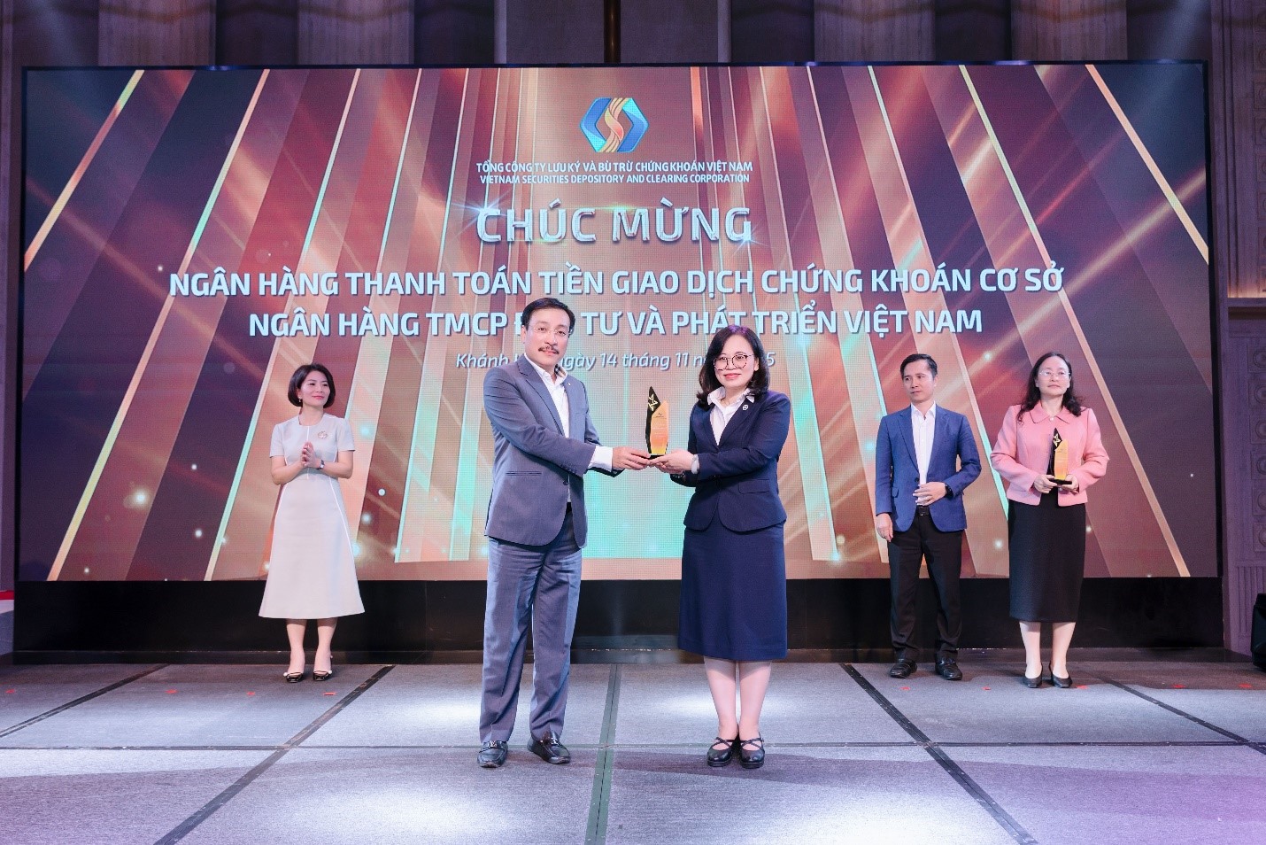 Ông Võ Hải Nam - Giám đốc BIDV chi nhánh Hà Thành thay mặt ngân hàng nhận biểu trưng “Ngân hàng thanh toán tiền giao dịch chứng khoán cơ sở” Ông Võ Hải Nam - Giám đốc BIDV chi nhánh Hà Thành thay mặt ngân hàng nhận biểu trưng “Ngân hàng thanh toán tiền giao dịch chứng khoán cơ sở”