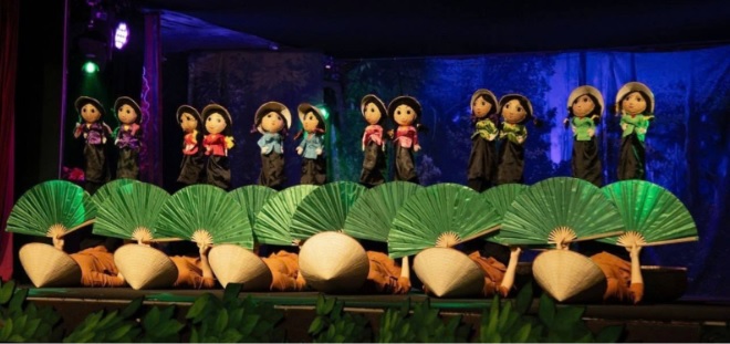 Vở diễn “Âm vang đồng quê” tái hiện sinh động những lễ hội làng, trò chơi dân gian, cùng đời sống lao động, tín ngưỡng của người nông dân Việt Nam. (Nguồn: Nhà hát Múa rối Việt Nam)