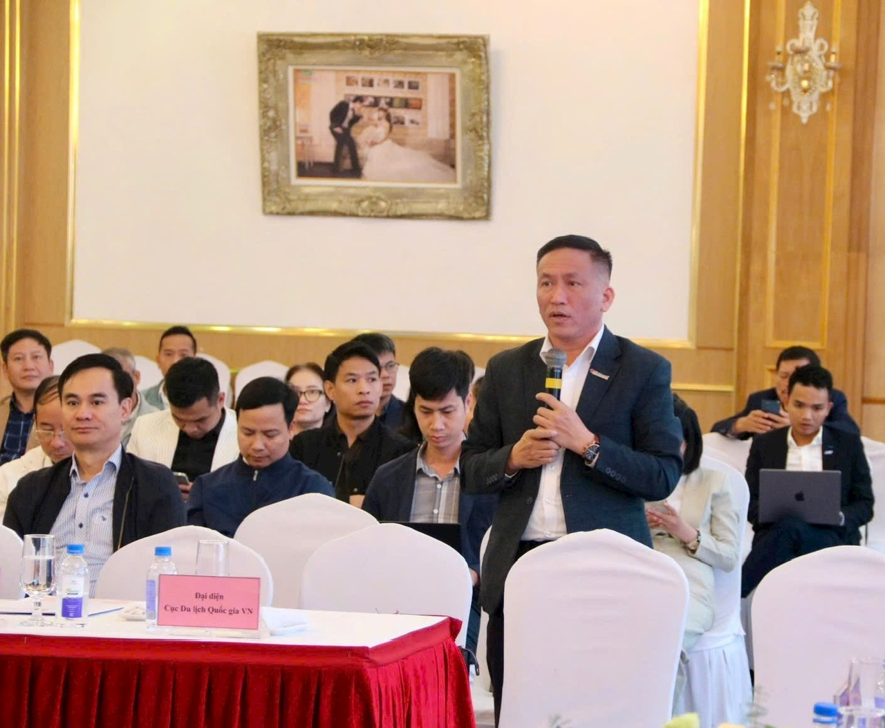 Đại biểu trao đổi, thảo luận về nhu cầu mở đường bay mới tới thành phố Hải Phòng. Đại biểu trao đổi, thảo luận về nhu cầu mở đường bay mới tới thành phố Hải Phòng.