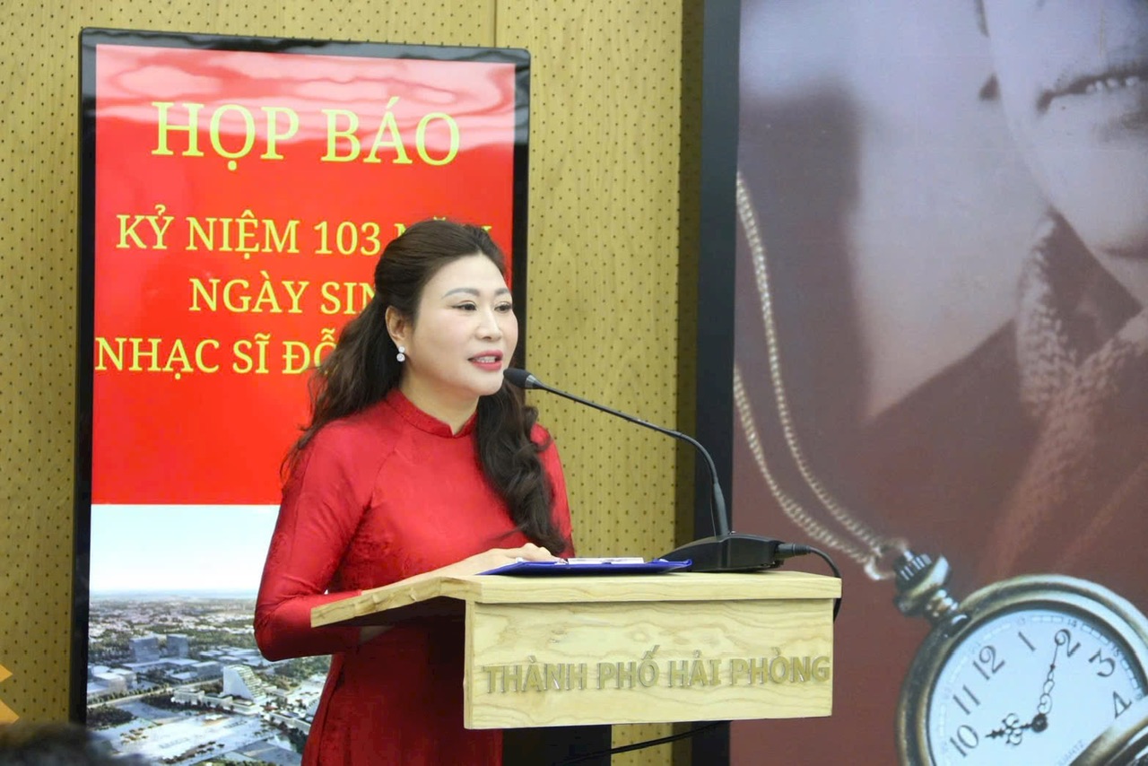 Lãnh đạo Nhà hát Nghệ thuật đương đại Hải Phòng phát biểu tại họp báo.