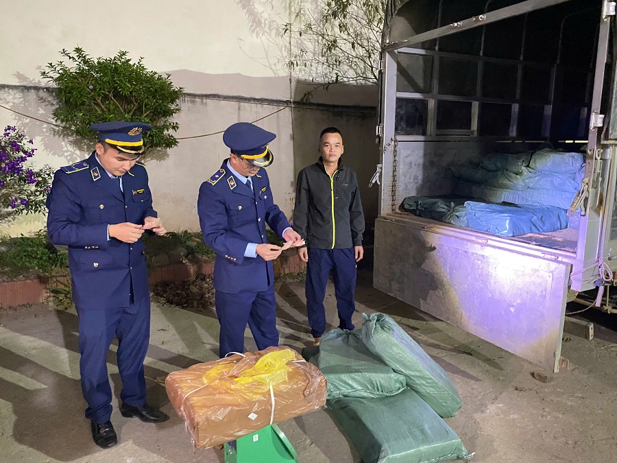 Lạng Sơn: Phát hiện nhiều thực phẩm bẩn và hàng hóa thời trang giả mạo nhãn hiệu