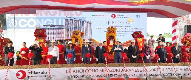 Đại biểu thực hiện nghi thức khởi công dự án.