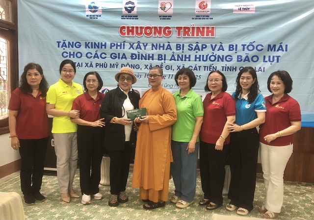 NSND Bạch Tuyết (thứ 4 từ trái qua) trao quà cho một sư cô. Ảnh: Viết Hiền