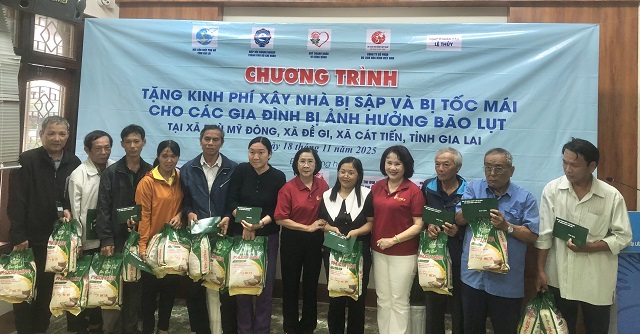 Ban tổ chức trao quà (tiền mặt và gạo) cho các gia đình vùng bão lũ. Ảnh: VH