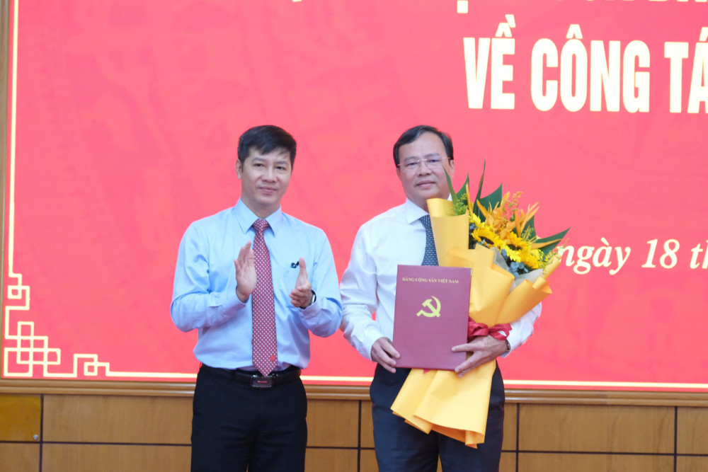 Ông Nguyễn Thành Tâm - Ủy viên Ban Chấp hành Trung ương Đảng, Phó Trưởng ban Tổ chức Trung ương trao Quyết định cho ông Lê Văn Hẳn