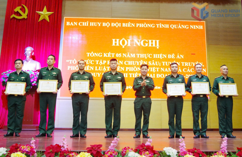 Thượng tá Lê Quang Chiểu, Phó Chính ủy BĐBP tỉnh Quảng Ninh, tặng giấy khen cho các cá nhân có thành tích xuất sắc trong thực hiện Đề án. Thượng tá Lê Quang Chiểu, Phó Chính ủy BĐBP tỉnh Quảng Ninh, tặng giấy khen cho các cá nhân có thành tích xuất sắc trong thực hiện Đề án.