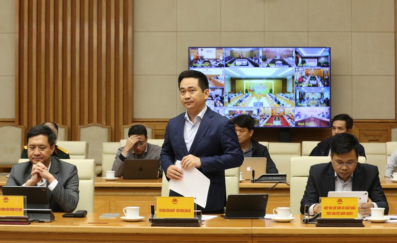 Đại diện tập đoàn Viettel báo cáo về giải pháp triển khaikết nối hệ thống quản lý tàu cá của Bộ Quốc phòng với VNFishbase và eCDT - Ảnh: VGP/Minh Khôi