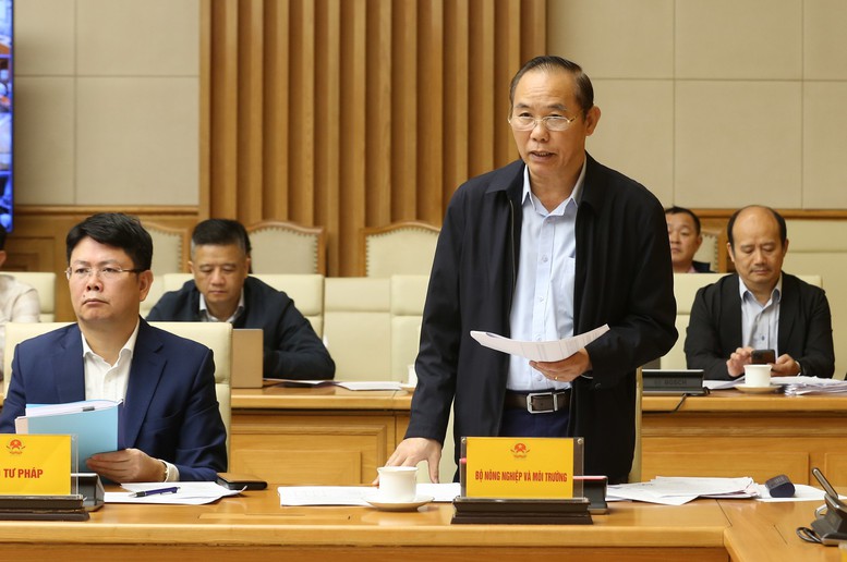 Thứ trưởng Bộ Nông nghiệp và Môi trường Phùng Đức Tiến báo cáo tiến độ thực hiện các nhiệm vụ kể từ phiên họp thứ 21 của Ban Chỉ đạo - Ảnh: VGP/Minh Khôi