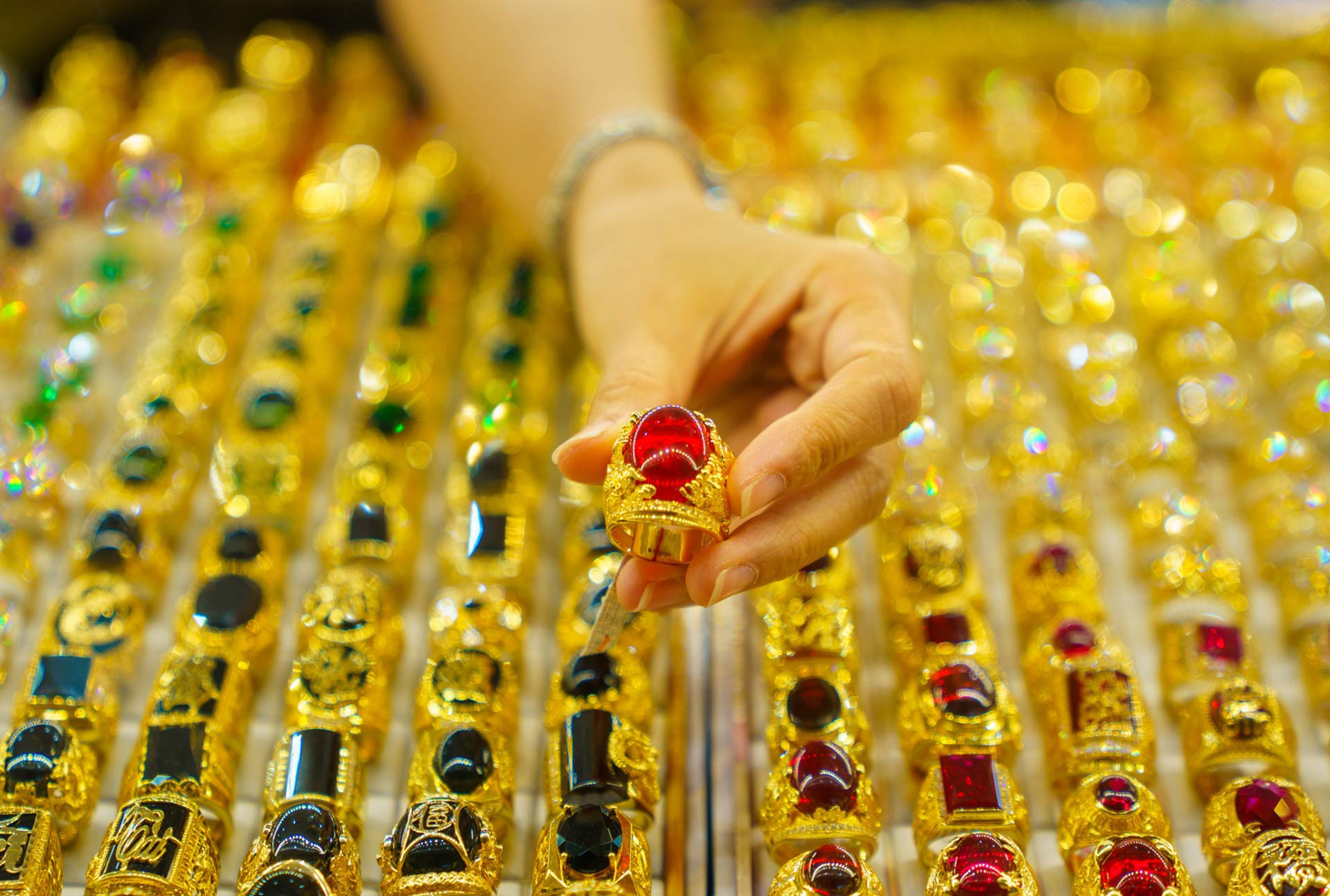 Cập nhật giá vàng hôm nay 18/11: Thế giới nối dài đà lao dốc, trong nước đảo chiều giảm mạnh