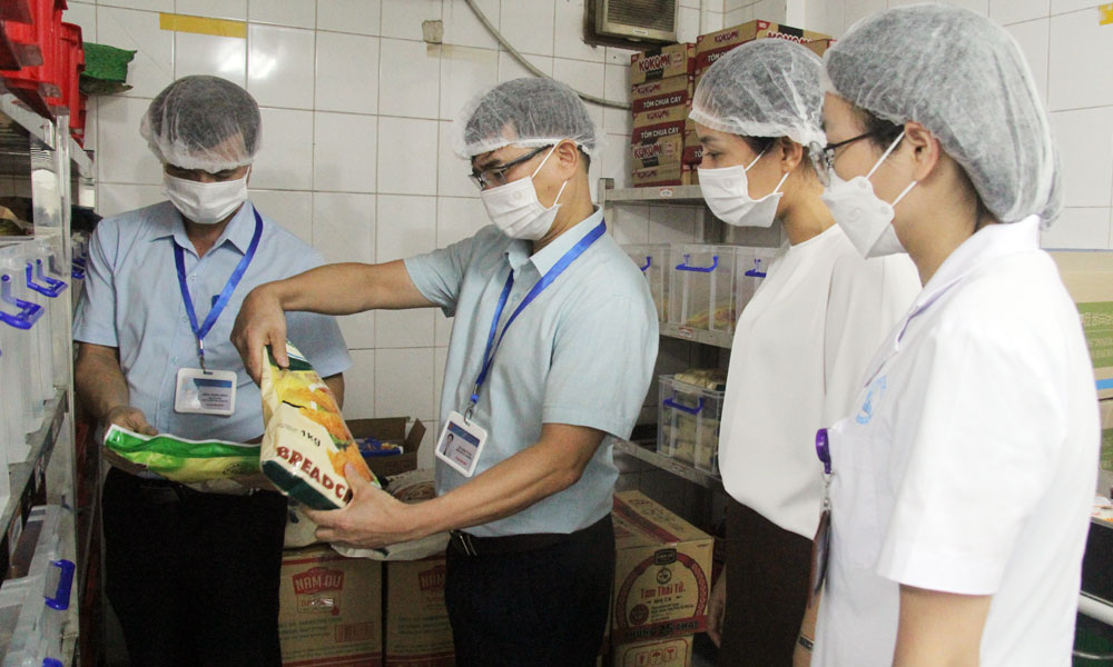 Thành viên đoàn công tác kiểm tra nguyên liệu chế biến suất ăn tại bếp ăn Công ty trách nhiệm hữu hạn Si Flex Việt Nam. Thành viên đoàn công tác kiểm tra nguyên liệu chế biến suất ăn tại bếp ăn Công ty trách nhiệm hữu hạn Si Flex Việt Nam.