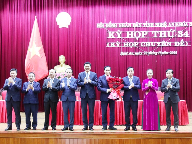 Thường trực Tỉnh ủy, HĐND tỉnh và UBND tỉnh tặng hoa chúc mừng đồng chí Võ Trọng Hải được bầu giữ chức Chủ tịch UBND tỉnh Nghệ An. Thường trực Tỉnh ủy, HĐND tỉnh và UBND tỉnh tặng hoa chúc mừng đồng chí Võ Trọng Hải được bầu giữ chức Chủ tịch UBND tỉnh Nghệ An.