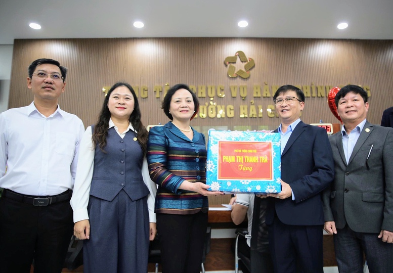 Phó Thủ tướng Phạm Thị Thanh Trà tặng quà Trung tâm phục vụ hành chính công phường Hải Châu, Đà Nẵng - Ảnh: VGP/Thu Giang Phó Thủ tướng Phạm Thị Thanh Trà tặng quà Trung tâm phục vụ hành chính công phường Hải Châu, Đà Nẵng - Ảnh: VGP/Thu Giang