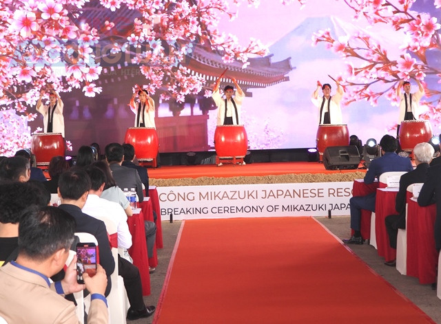 Phần biểu diễn văn nghệ chào mừng đại biểu.