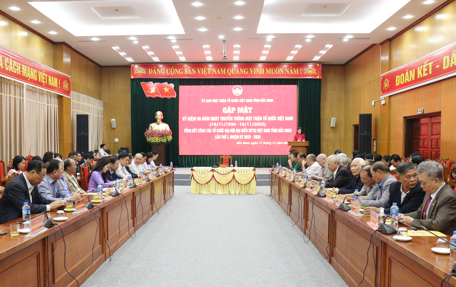 Quang cảnh buổi gặp mặt Quang cảnh buổi gặp mặt