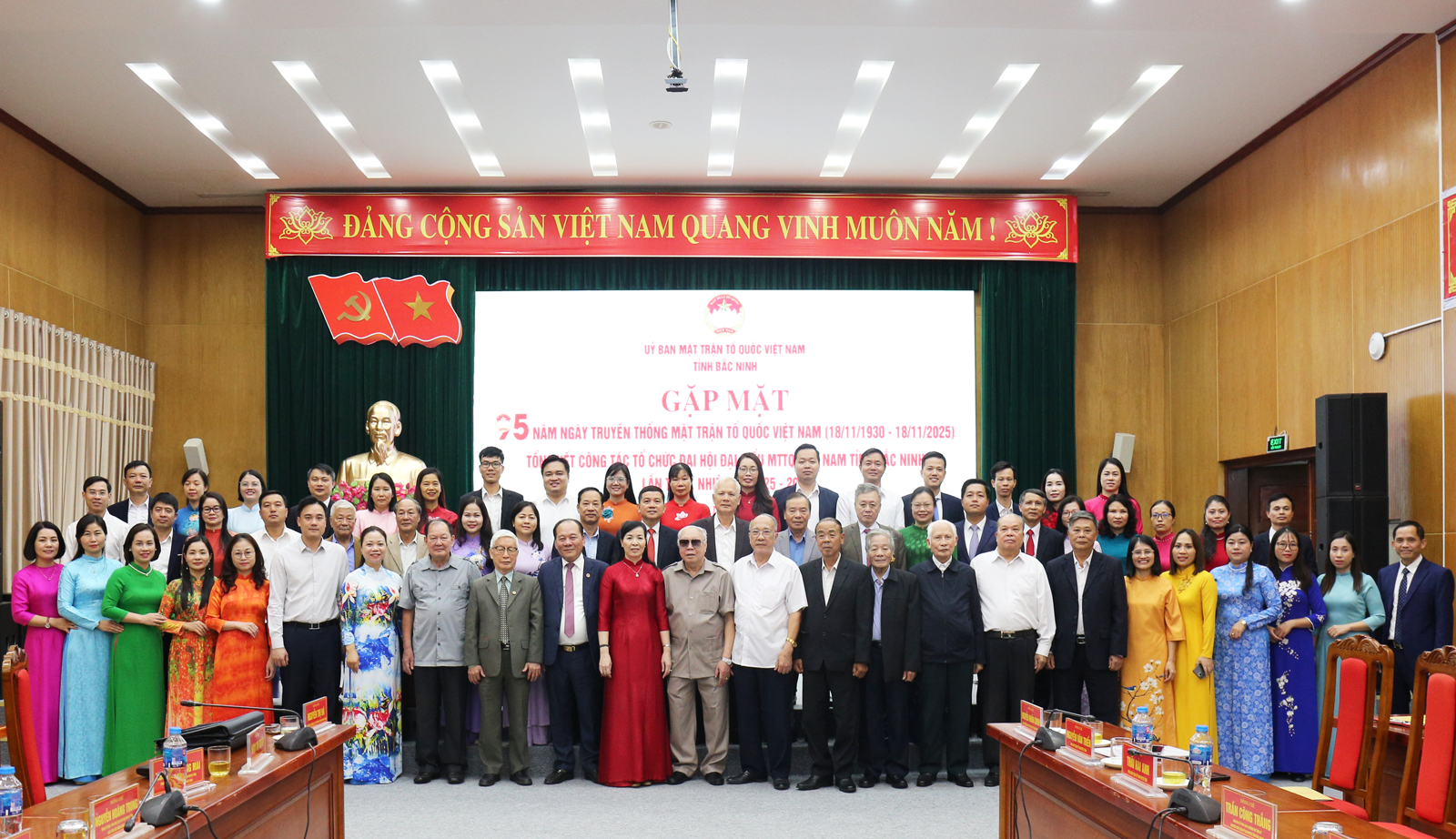 Các đại biểu chụp ảnh Các đại biểu chụp ảnh