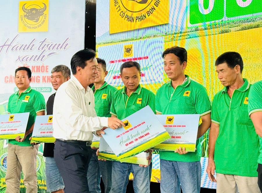 Ông Ngô Văn Đông - Tổng Giám đốc Công ty Cổ phần Phân bón Bình Điền trao tặng gói sản phẩm phân bón Đầu Trâu Bio-Canxi và giải pháp kỹ thuật chương trình “Hành trình xanh - đất khỏe - cây trồng khỏe” cho nông dân Ông Ngô Văn Đông - Tổng Giám đốc Công ty Cổ phần Phân bón Bình Điền trao tặng gói sản phẩm phân bón Đầu Trâu Bio-Canxi và giải pháp kỹ thuật chương trình “Hành trình xanh - đất khỏe - cây trồng khỏe” cho nông dân