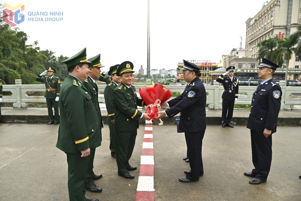 Đại tá Trần Văn Thanh, Phó Chỉ huy trưởng, Tham mưu trưởng BĐBP tỉnh Quảng Ninh, đón đoàn Đại biểu Tổng trạm kiểm tra biên phòng xuất, nhập cảnh Quảng Tây (Trung Quốc) tại Cửa khẩu Quốc tế Móng Cái.