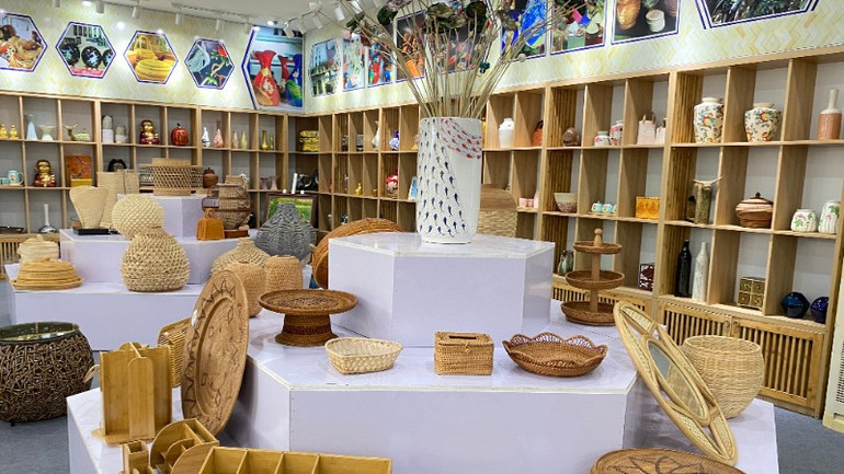 Trưng bày các sản phẩm mây tre đan của làng nghề trên địa bàn Hà Nội. Trưng bày các sản phẩm mây tre đan của làng nghề trên địa bàn Hà Nội.