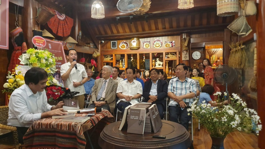 Nhà thơ Phan Hoàng giao lưu - tặng sách tại Đất Tổ