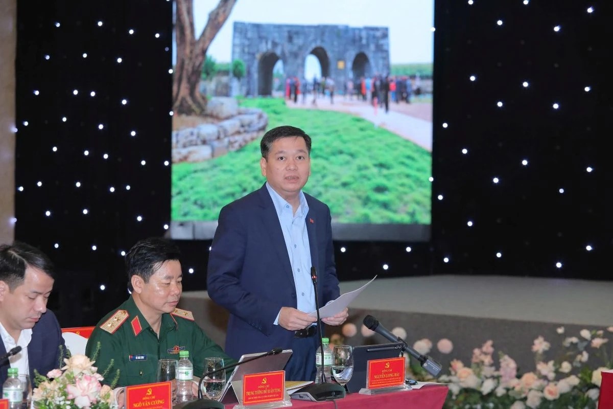 Các đại biểu tham luận tại Hội thảo.