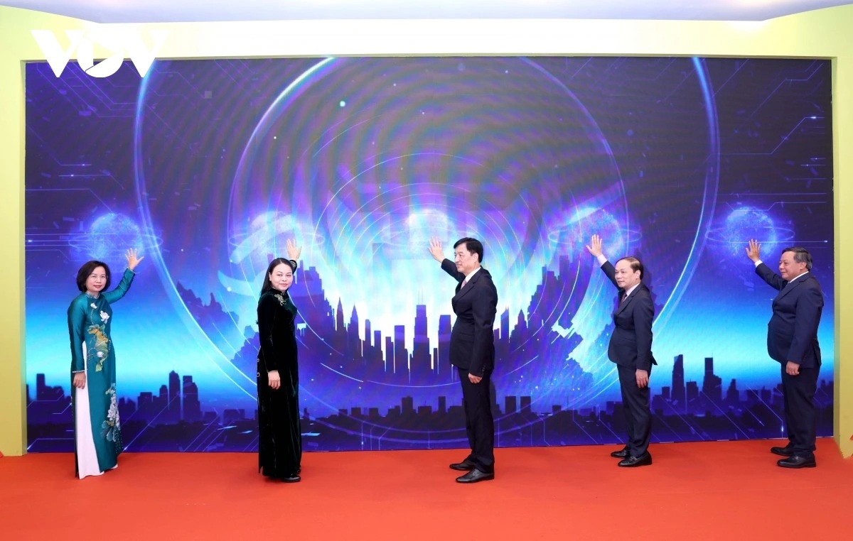 Lãnh đạo Trung ương và TP. Hà Nội thực hiện nghi thức ra mắt phần mềm “Mặt trận số” trên app iHanoi