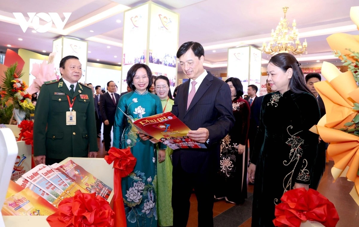 Bí thư Thành ủy Hà Nội Nguyễn Duy Ngọc và các đại biểu tham quan Triển lãm ảnh, không gian “Đoàn kết sáng tạo”. (Ảnh: vov.vn)